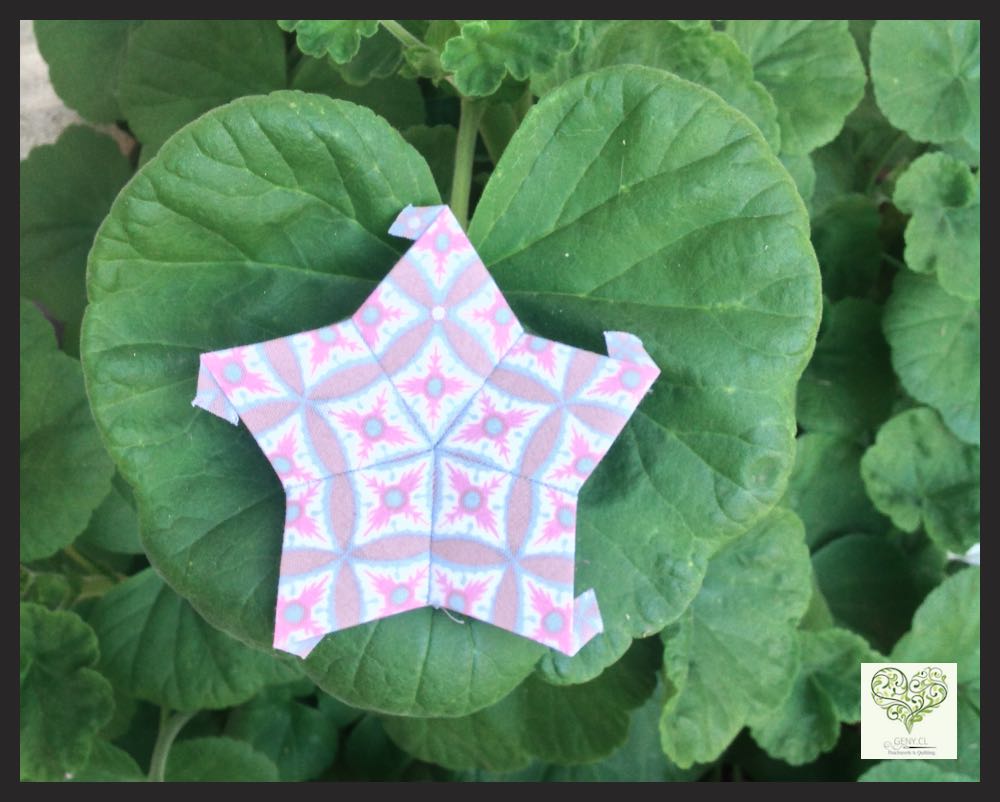 Pequeña pieza de Passacaglia realizada con EPP o English Paper Piecing sobre una hoja verde. para por que el EPP nunca pasa de moda