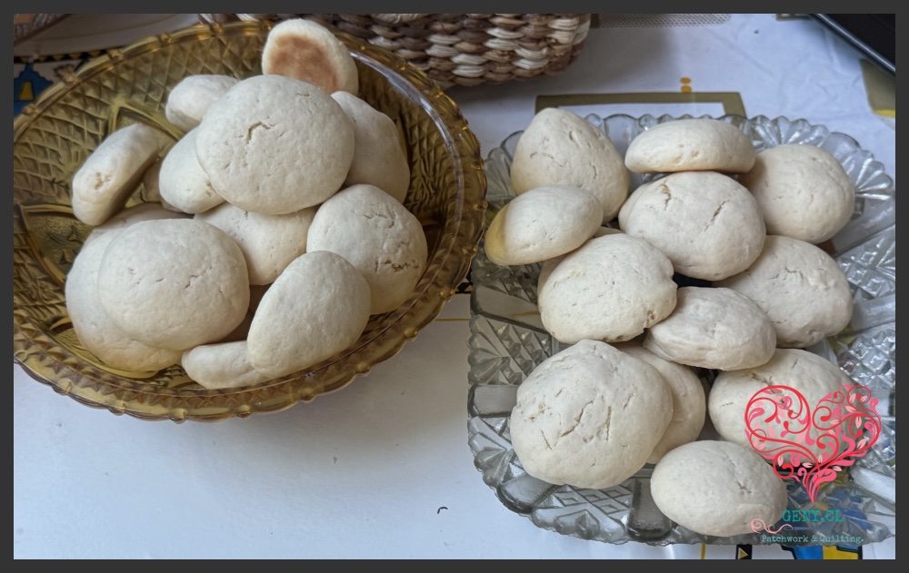 Galletas de queso caseras servidas en dos fuentes de vidrio vintage, listas para disfrutar