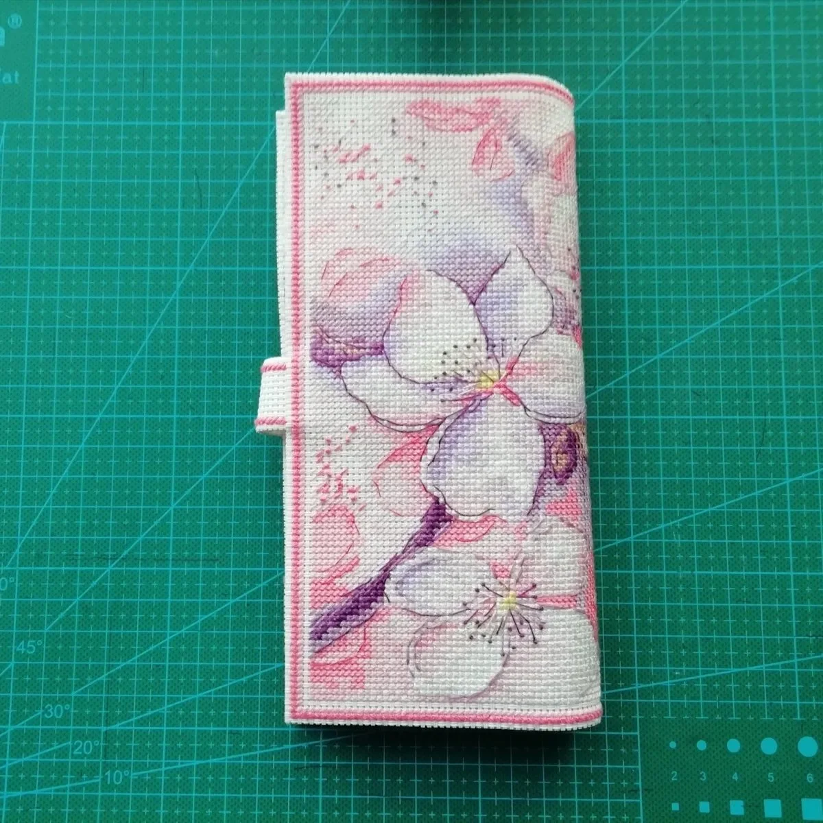 libreta con flores de cerezo bordada