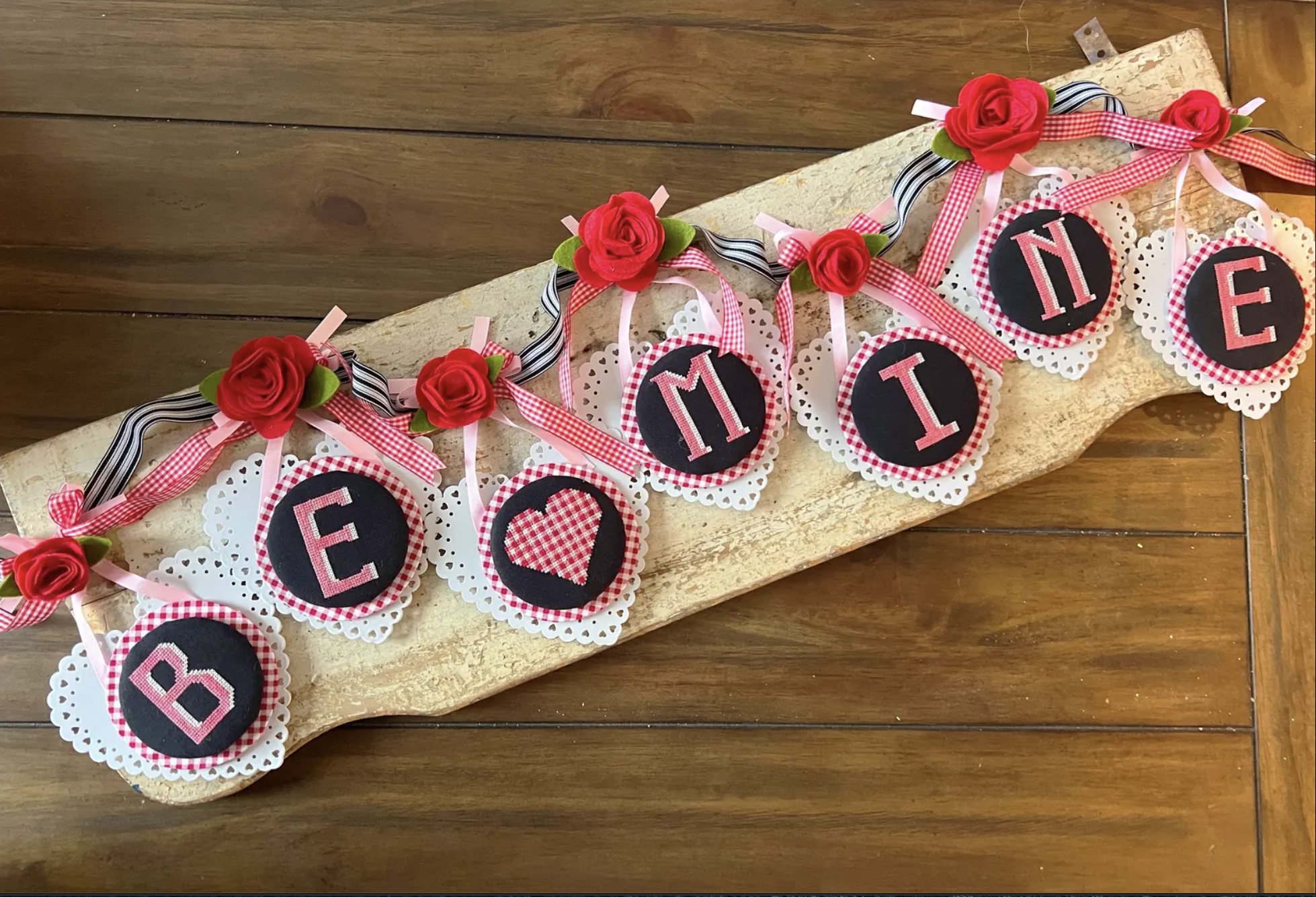 Frase Guirnalda "Be Mine" de Stitching With The Housewives