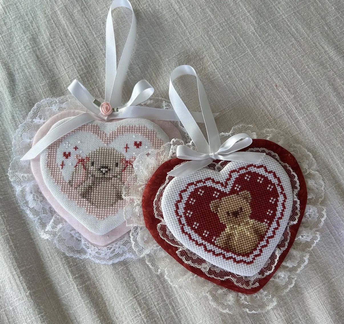 Osito y Conejiro en forma de corazones