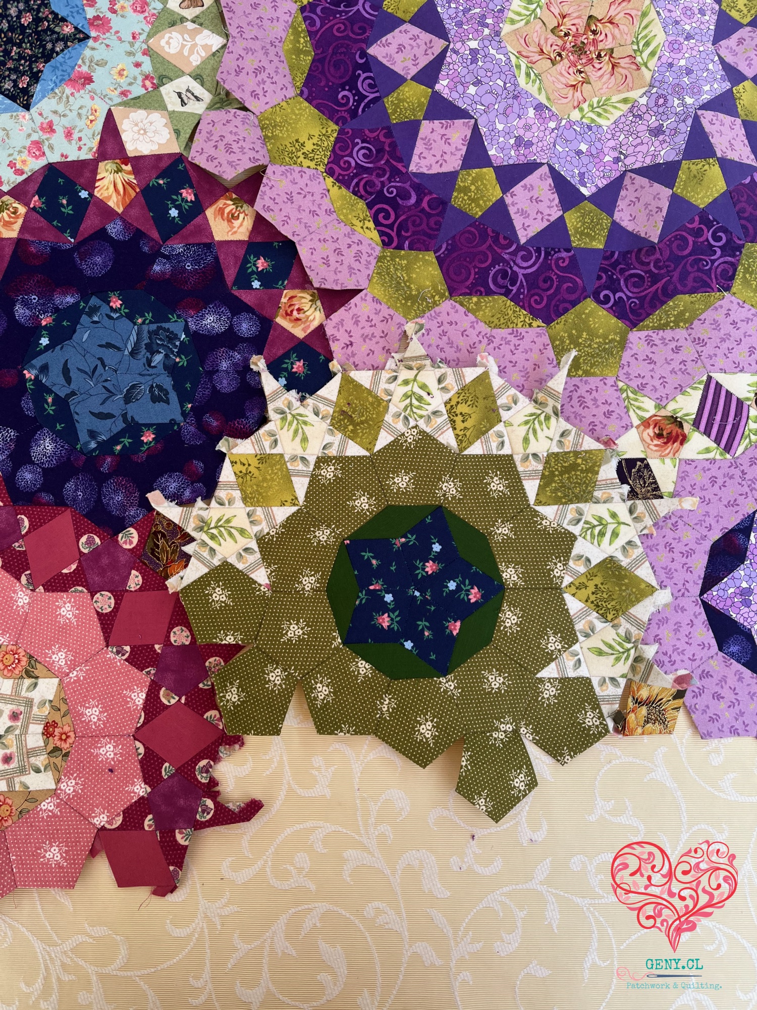 “Roseta descosida para corregir orientación en técnica English Paper Piecing.”