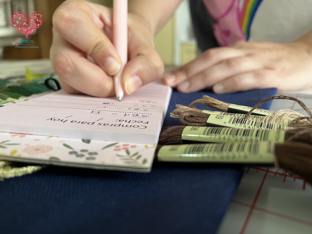 Escribiendo en mi libreta rosa los hilos dmc