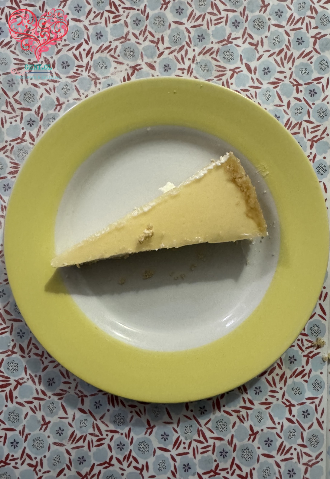 porción del cheesecake de limón servida en plato amarillo