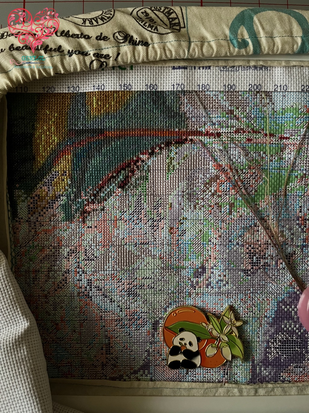 Bordado en tela estampada de coberuta completa mas needleminder de oso panda y naranjas.