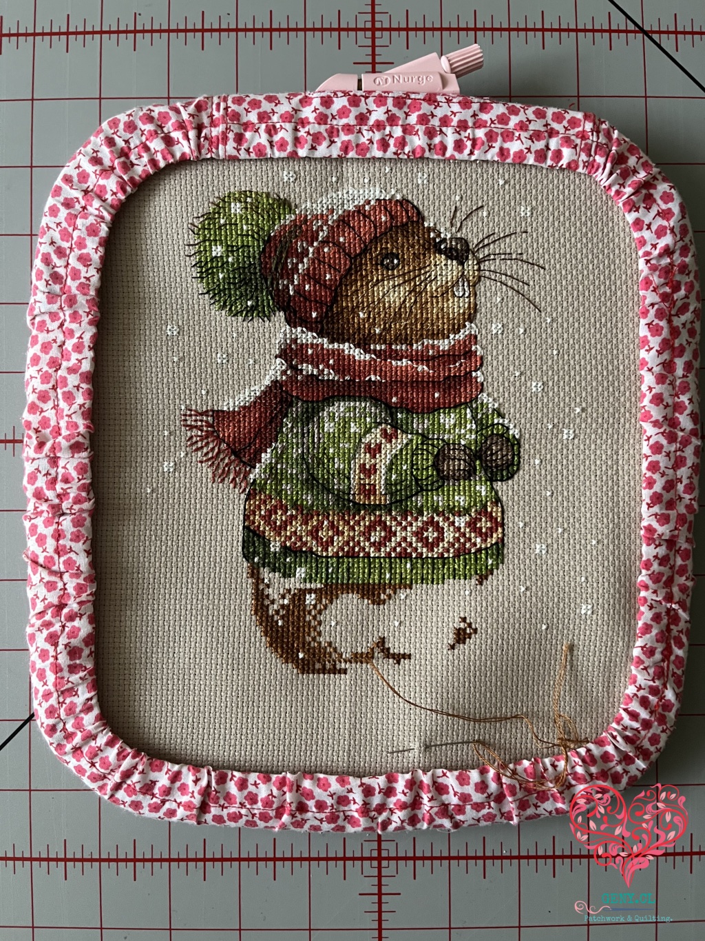 Avance de un bordado de punto cruz con un castor sobre el bastidor, mostrando el progreso del diseño durante mi rotación de bordados de invierno.