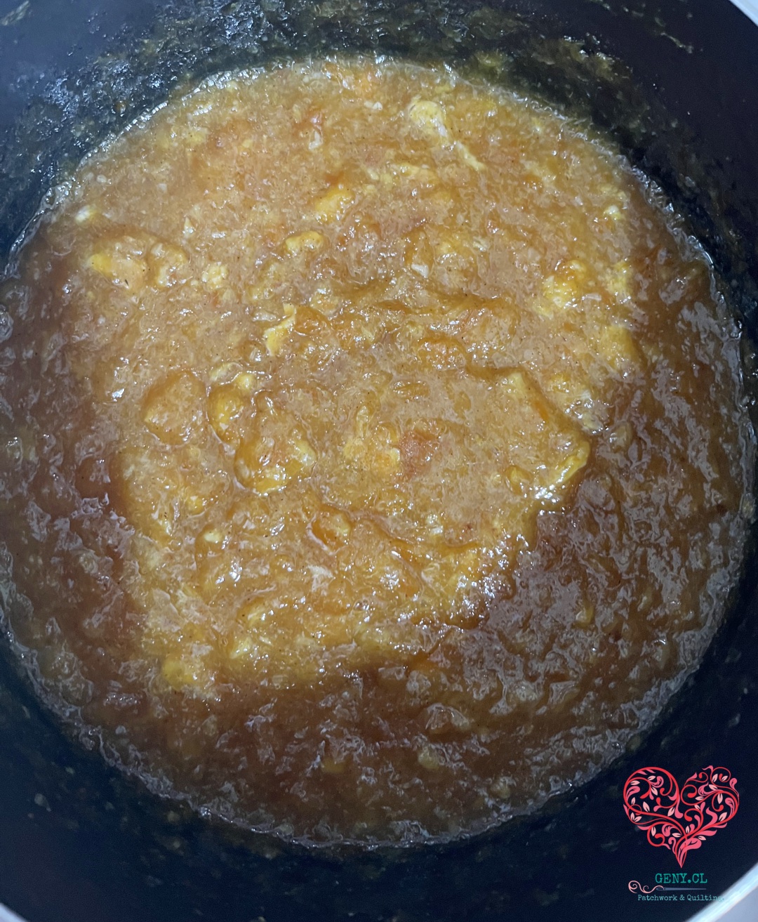 Mermelada de naranja en la olla al alcanzar el punto final de cocción y la textura deseada.