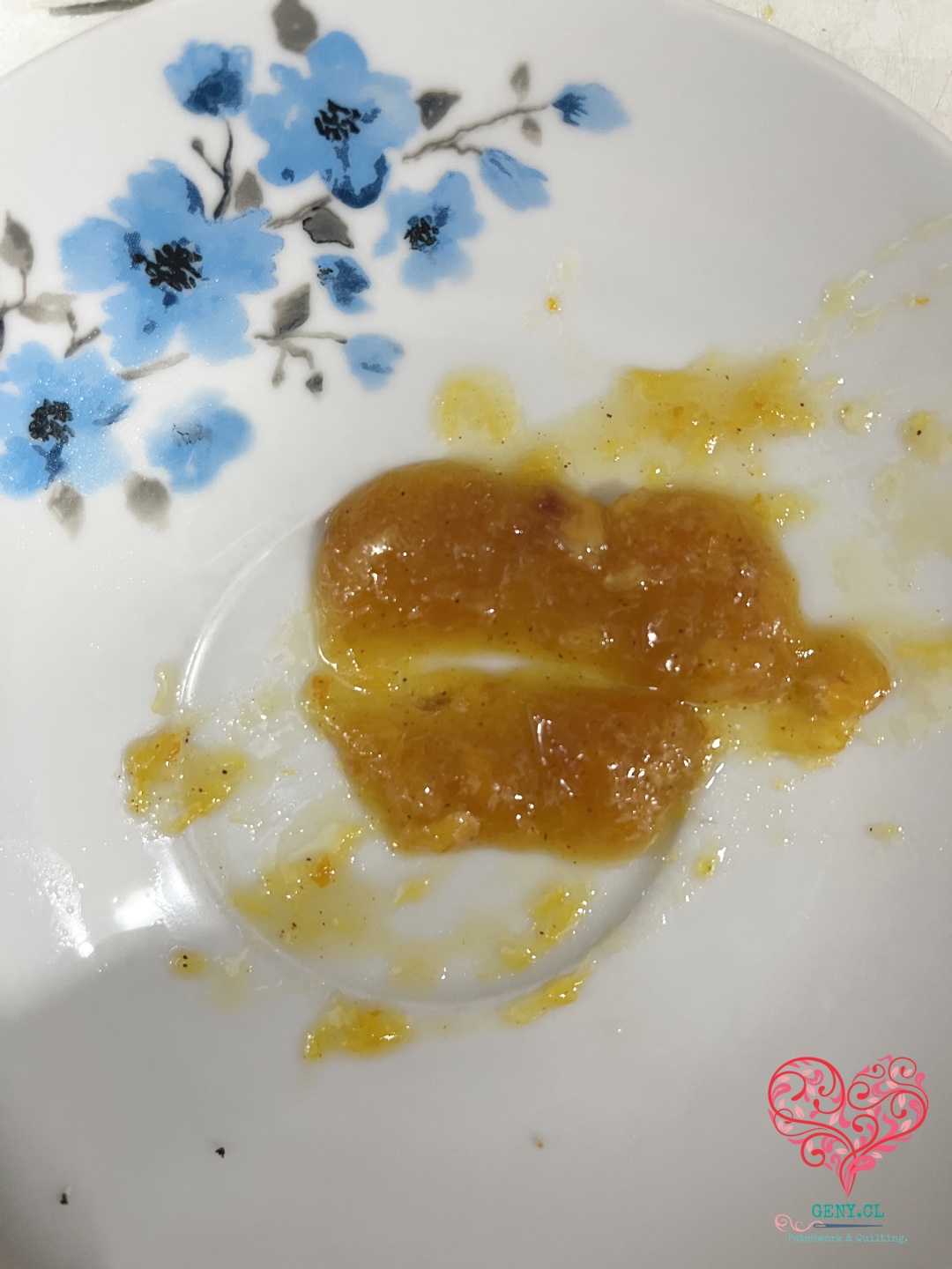 Prueba en frío para comprobar la consistencia y el punto de la mermelada de naranja.
