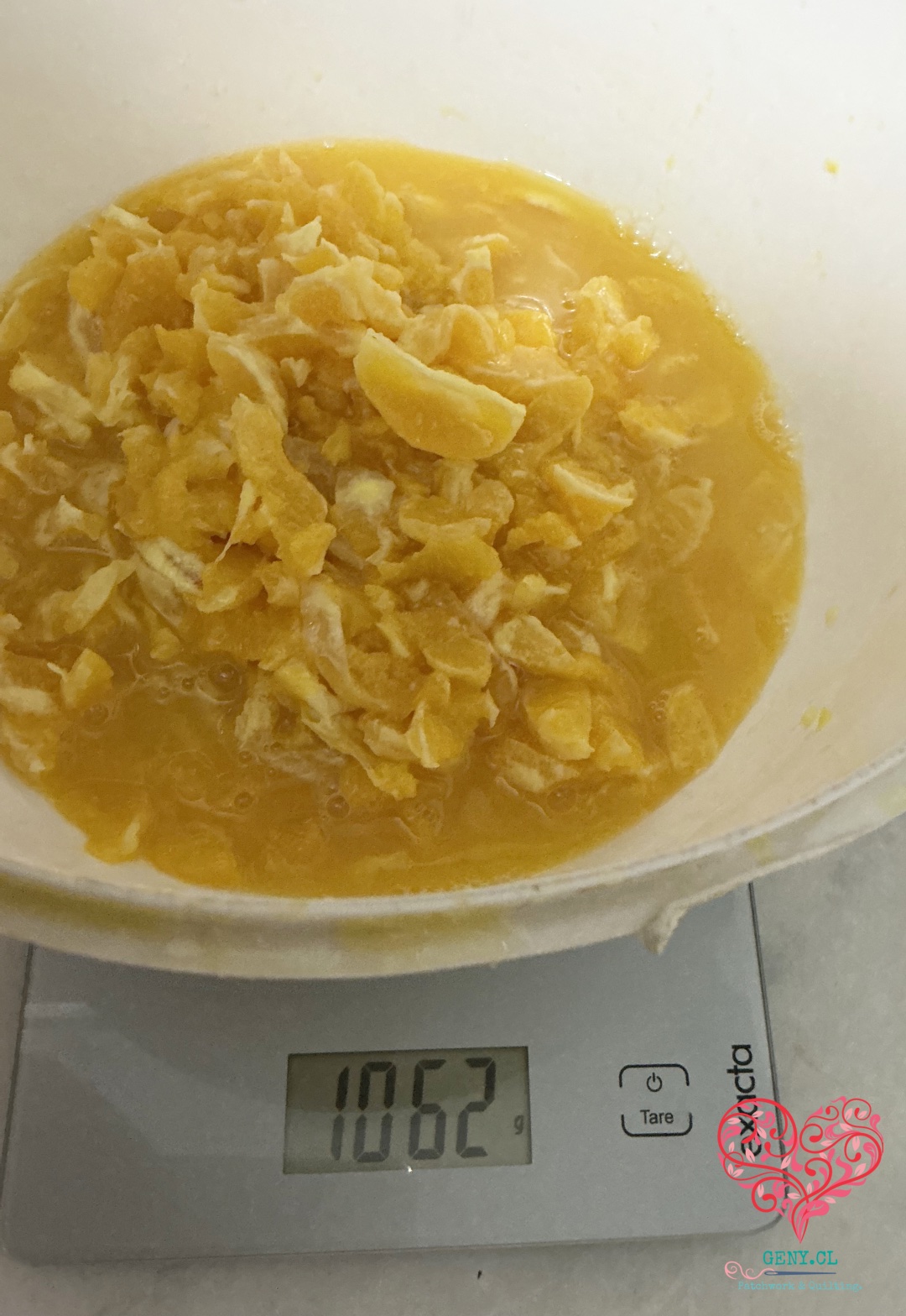 Pulpa de naranja pesada antes de preparar la mermelada de naranja casera.