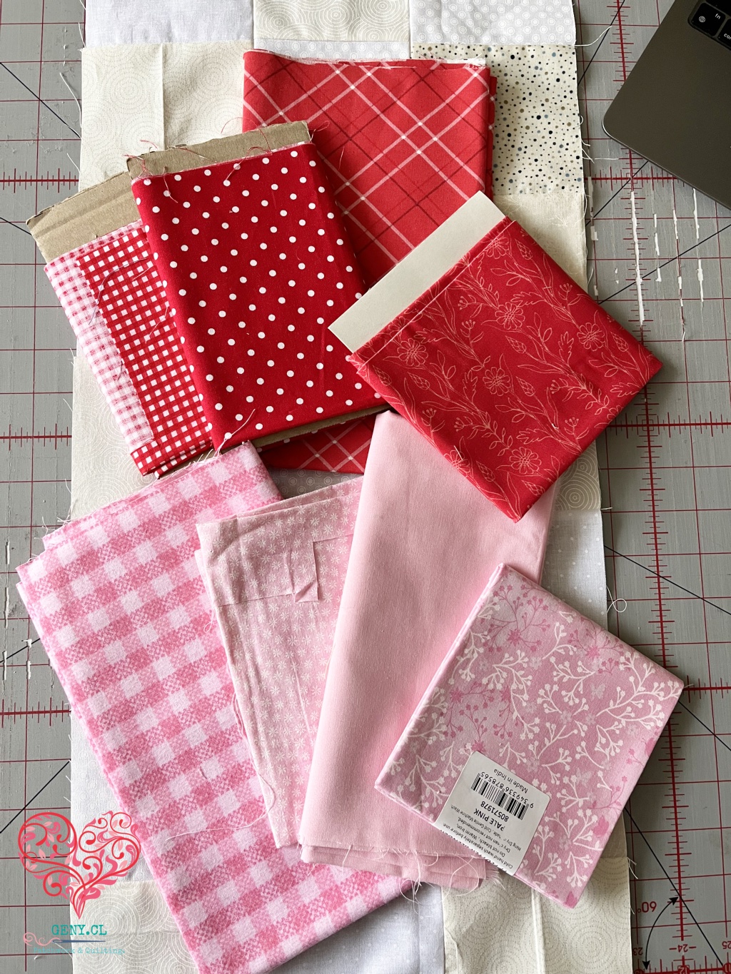 Selección de telas rojas y rosadas para las aplicaciones del camino de mesa Hearts Entwined de Art to Heart.