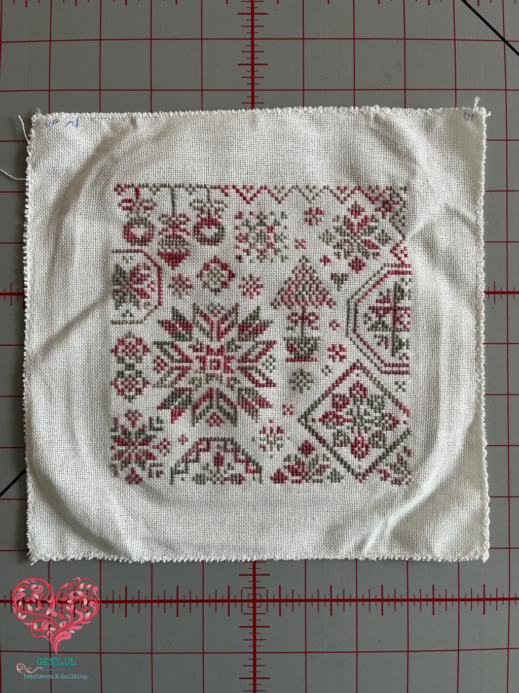 review rotación bordados: Christmas Quaker de Primrose Cottage terminado en punto cruz después de comenzar y finalizar el proyecto durante mi Rotación de Invierno 2026.