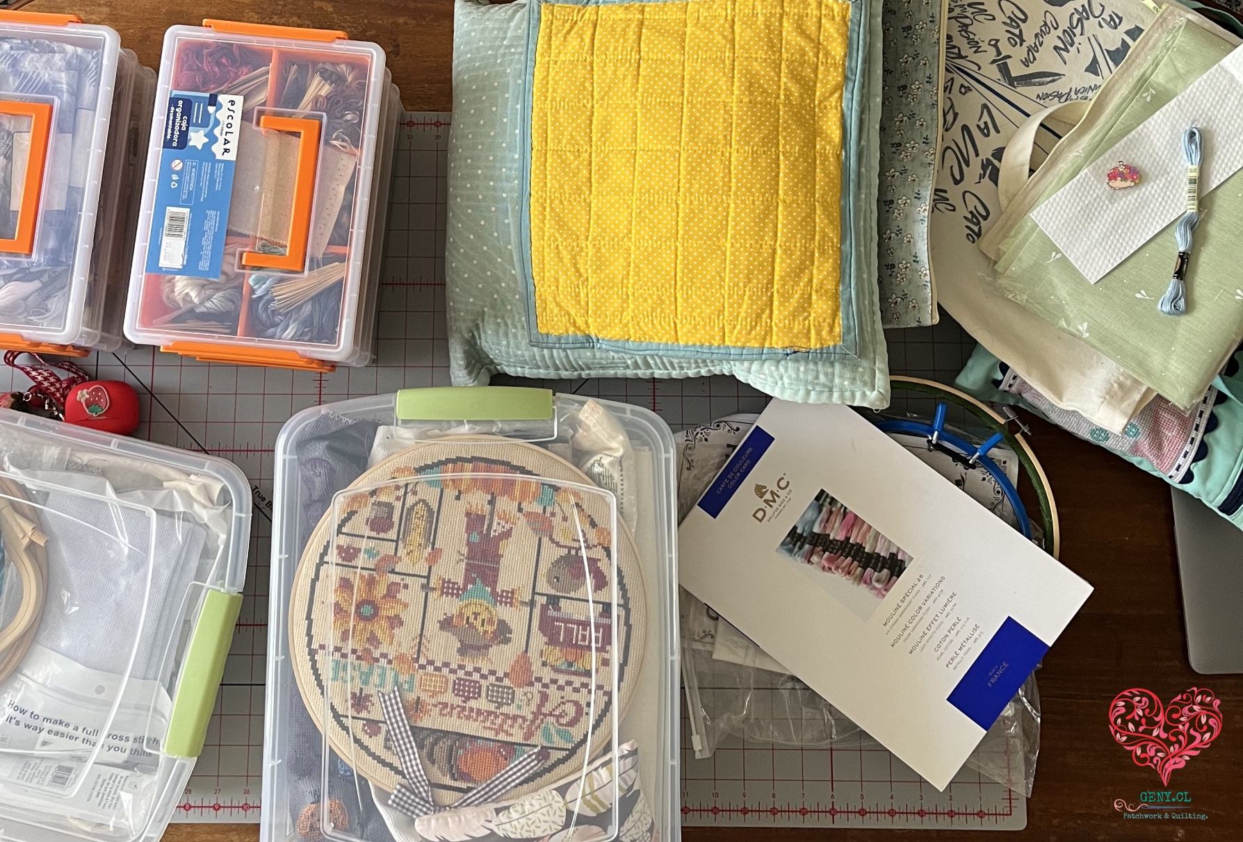 Cajas de hilos, proyectos y materiales de punto de cruz preparados para organizar mi rotación de primavera 2026.