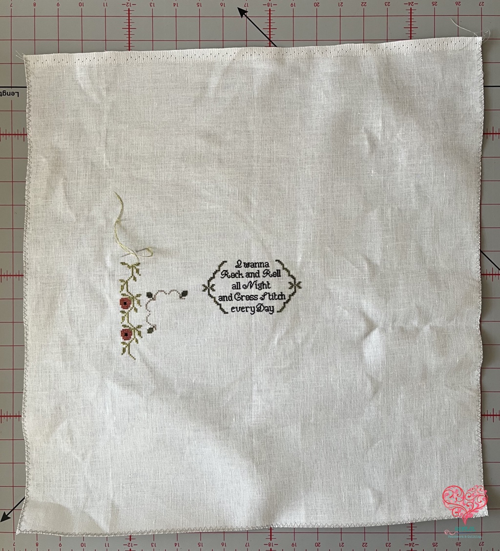 Avance en punto de cruz de Rock and Roll Sampler de Heartstring Samplery, preparado para continuar bordando el borde.