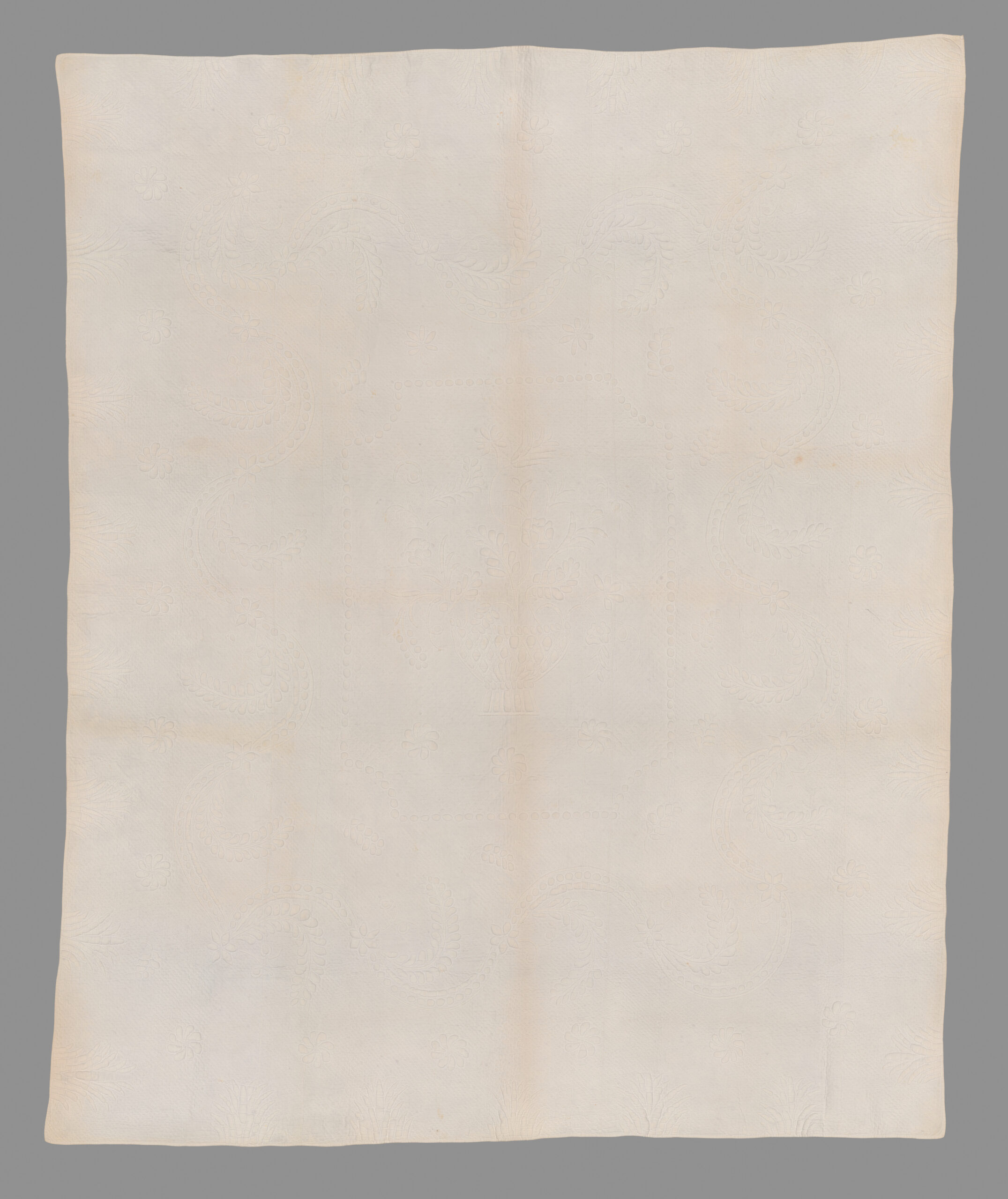 Stuffed and Corded Quilt de ca. 1845 con acolchado a mano en whitework y diseños creados mediante relieve.
