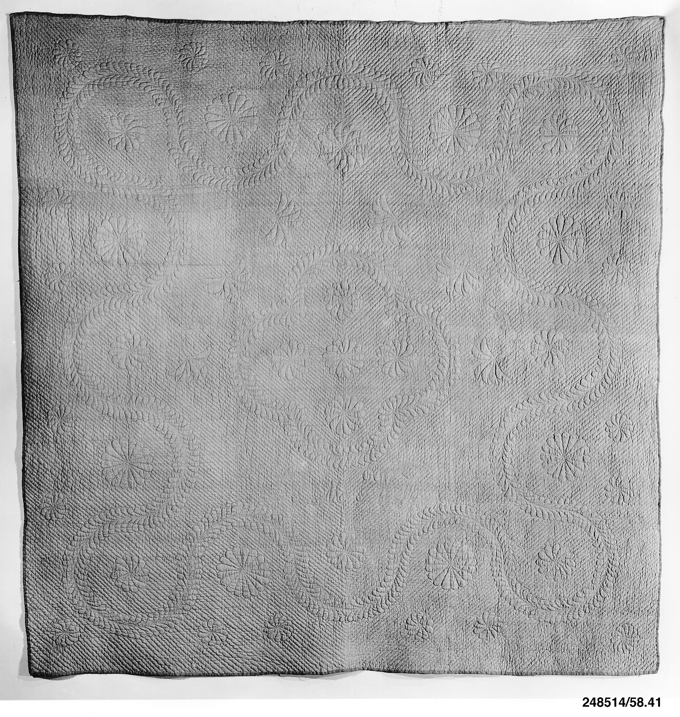 Wholecloth Calamanco Quilt de lana, ca. 1780, decorado con Hand Quilting y un diseño de plumas.