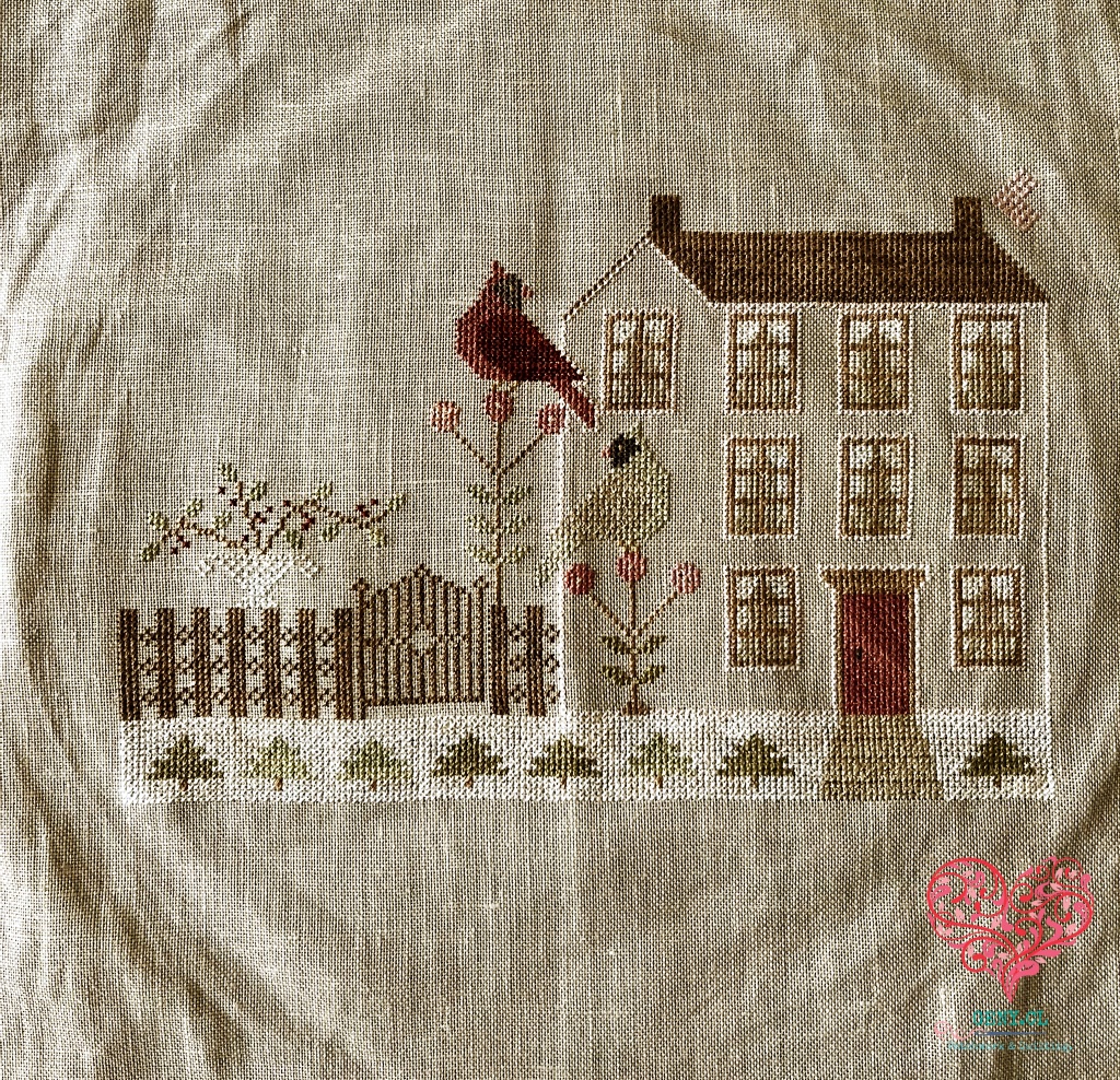 Avance de Winter Rose Manor de With Thy Needle and Thread con la reja, la nieve y los pájaros terminados como meta de mi Rotación de Invierno.
