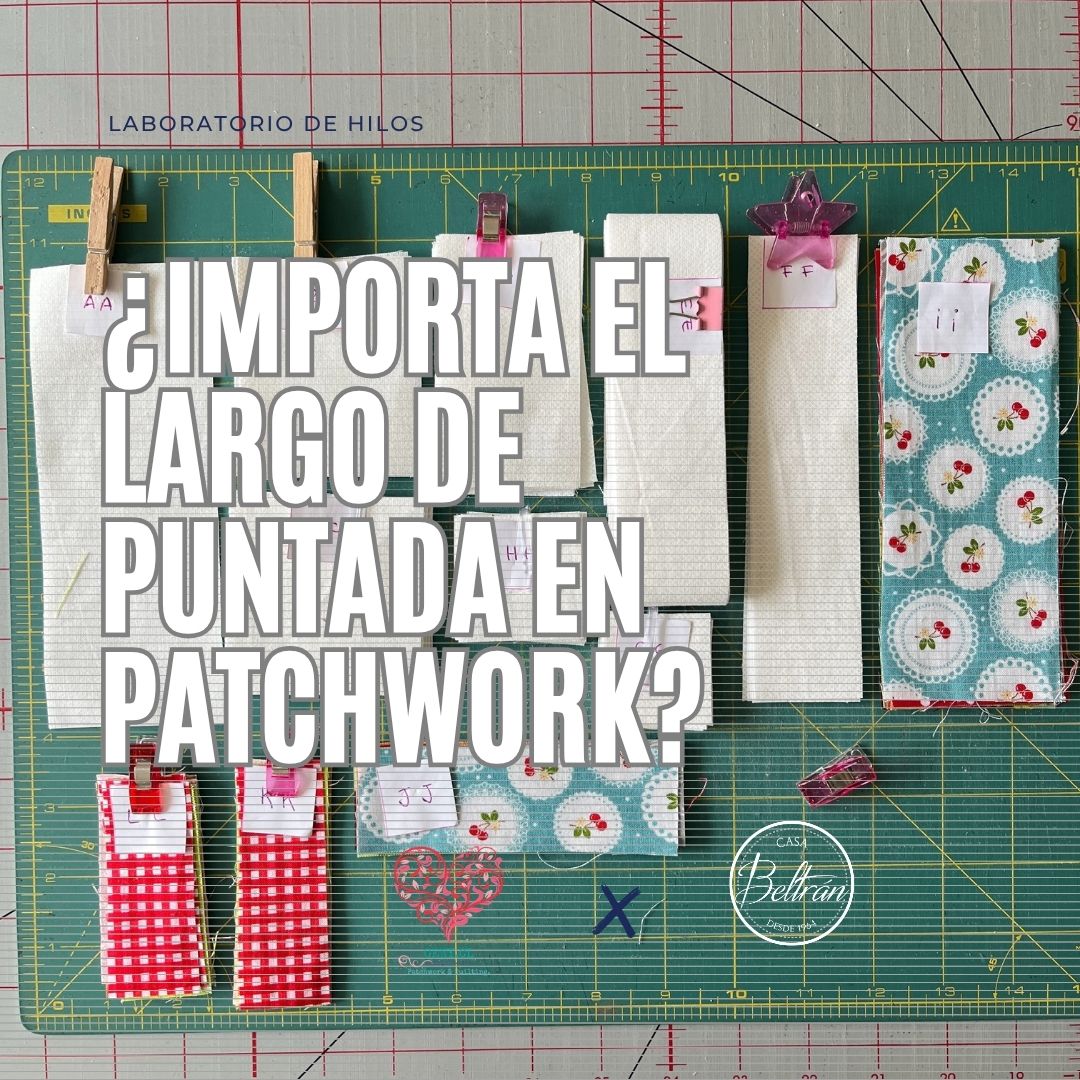 Piezas de tela preparadas para coser un bloque de patchwork.