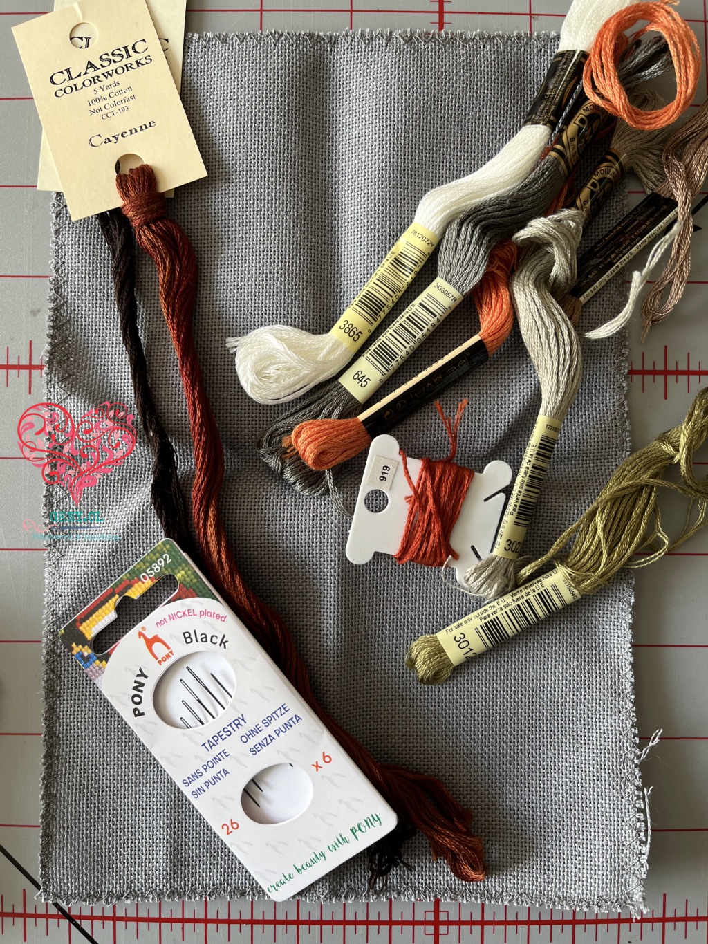 Materiales preparados para bordar Bonny Bunch de Plum Street Samplers, con tela gris, hilos de bordado y agujas para el proyecto de Halloween.