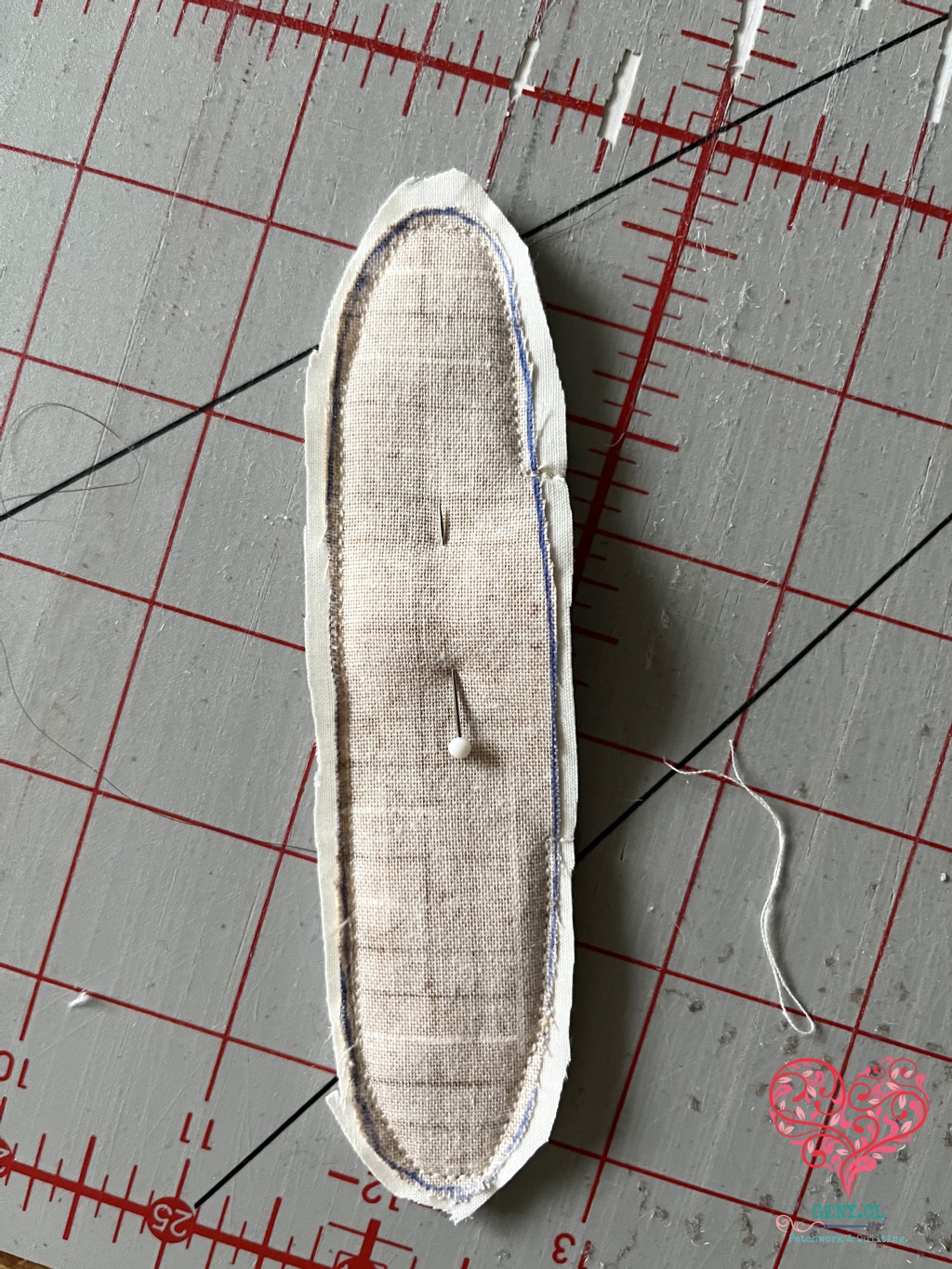 Detalle de un cuerpo de mariposa de tela beige, cosido y recortado con margen de costura antes de darle vuelta.
