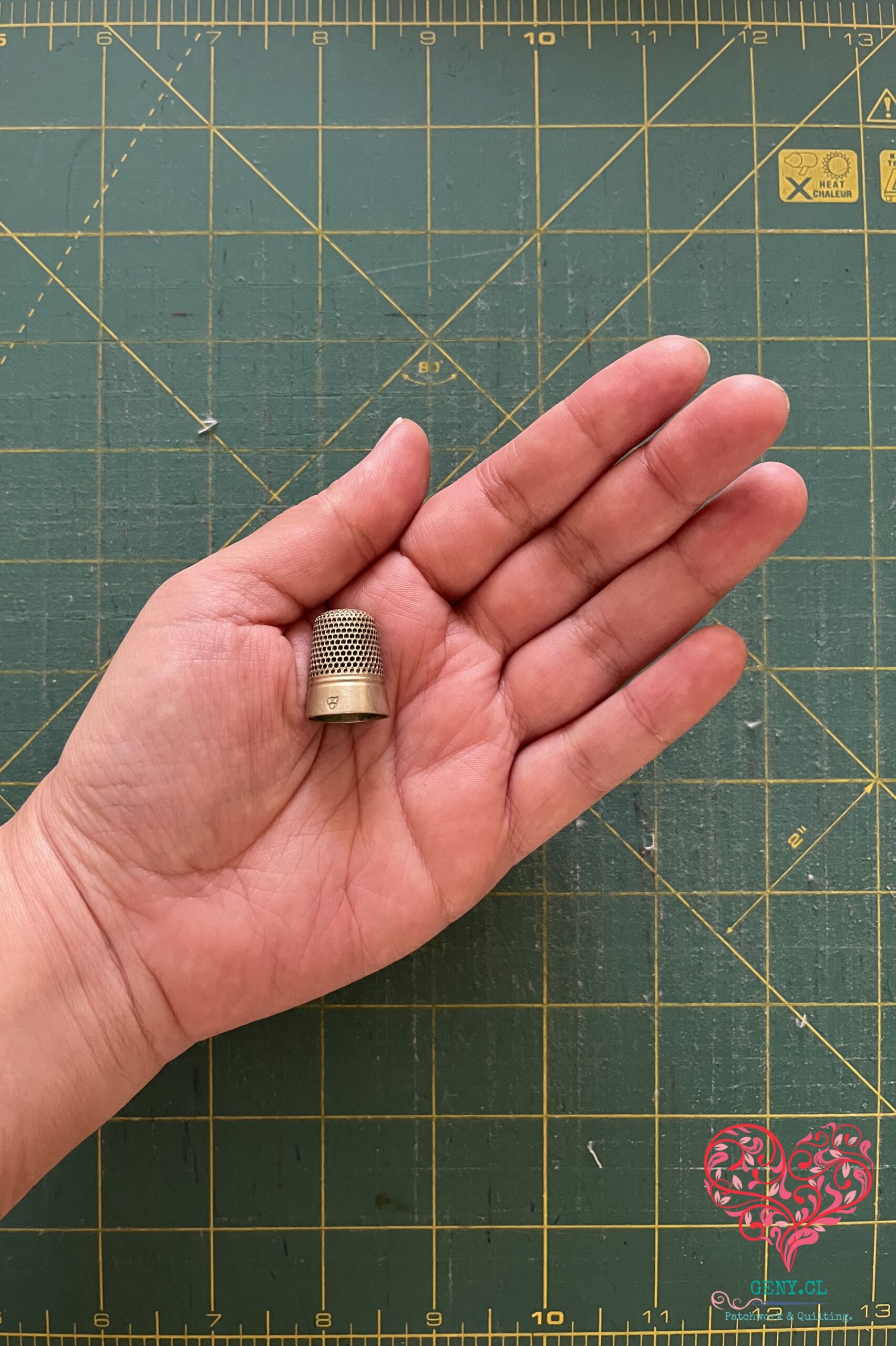 materiales de hand quilting: Dedal metálico tradicional con pequeñas hendiduras para empujar la aguja, uno de los materiales para Hand Quilting o acolchado a mano.