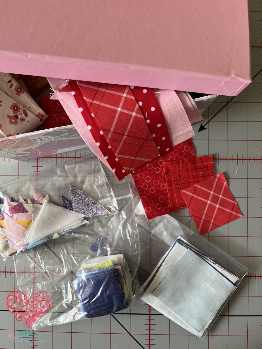 Tiras de telas de patchwork y retazos organizados por medidas en bolsas ziplock.