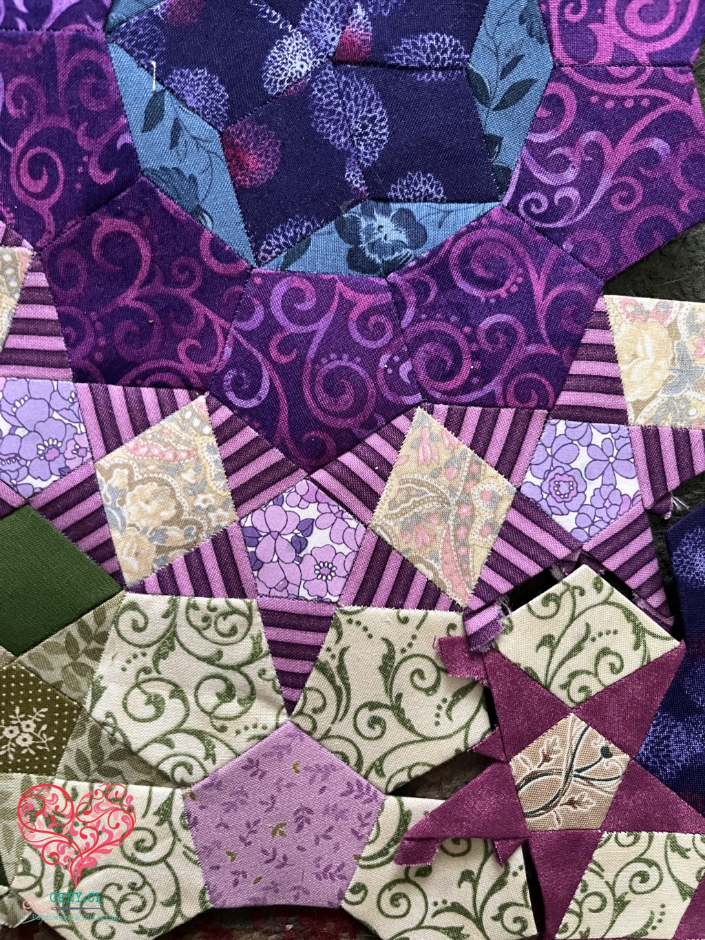 Detalle de las rosetas verde y morada del Passacaglia Quilt, donde se investiga la ubicación de dos estrellas que faltan para completar el montaje.