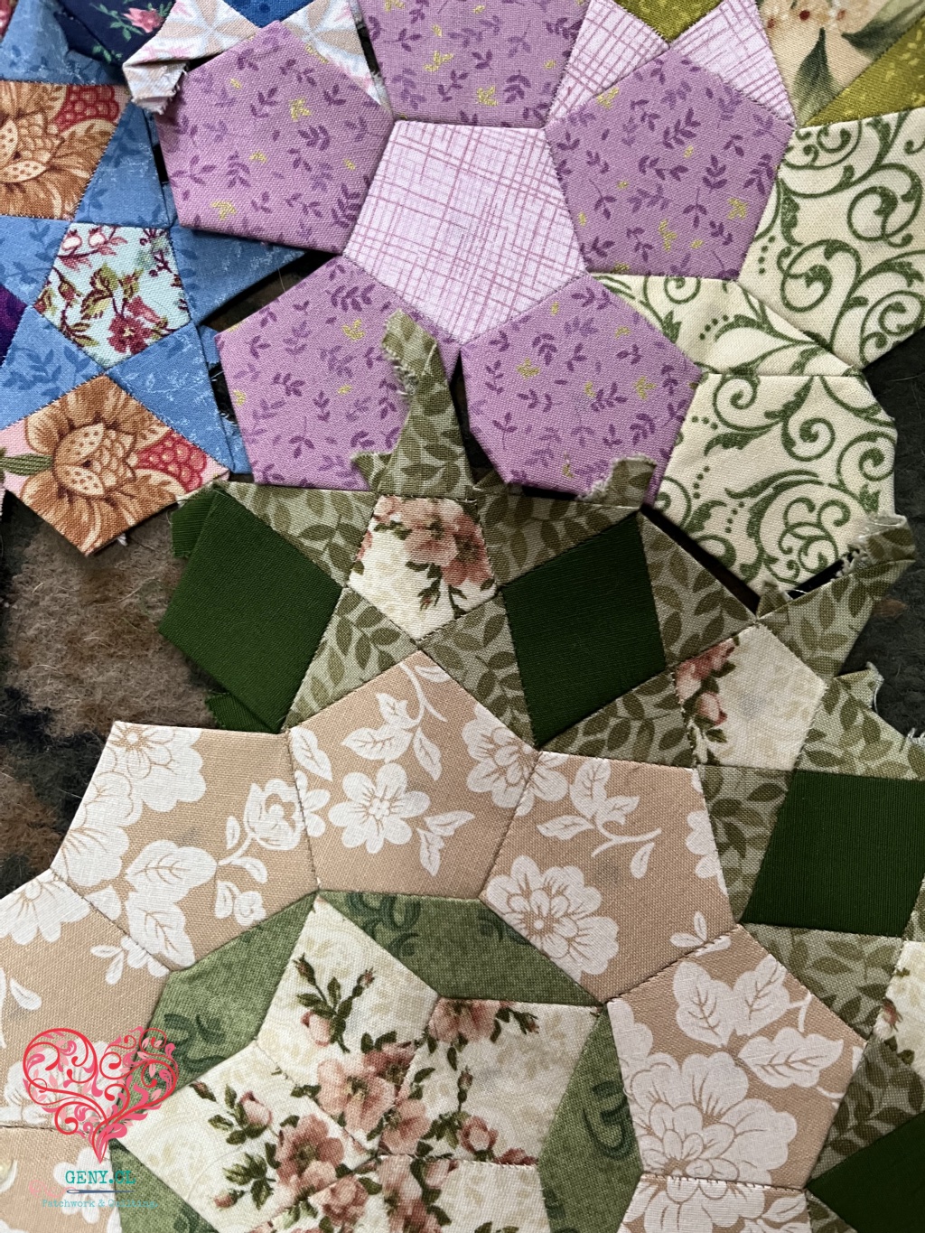 Detalle de una roseta incompleta del Passacaglia Quilt, confeccionada mediante English Paper Piecing, a la que todavía faltan estrellas por incorporar.