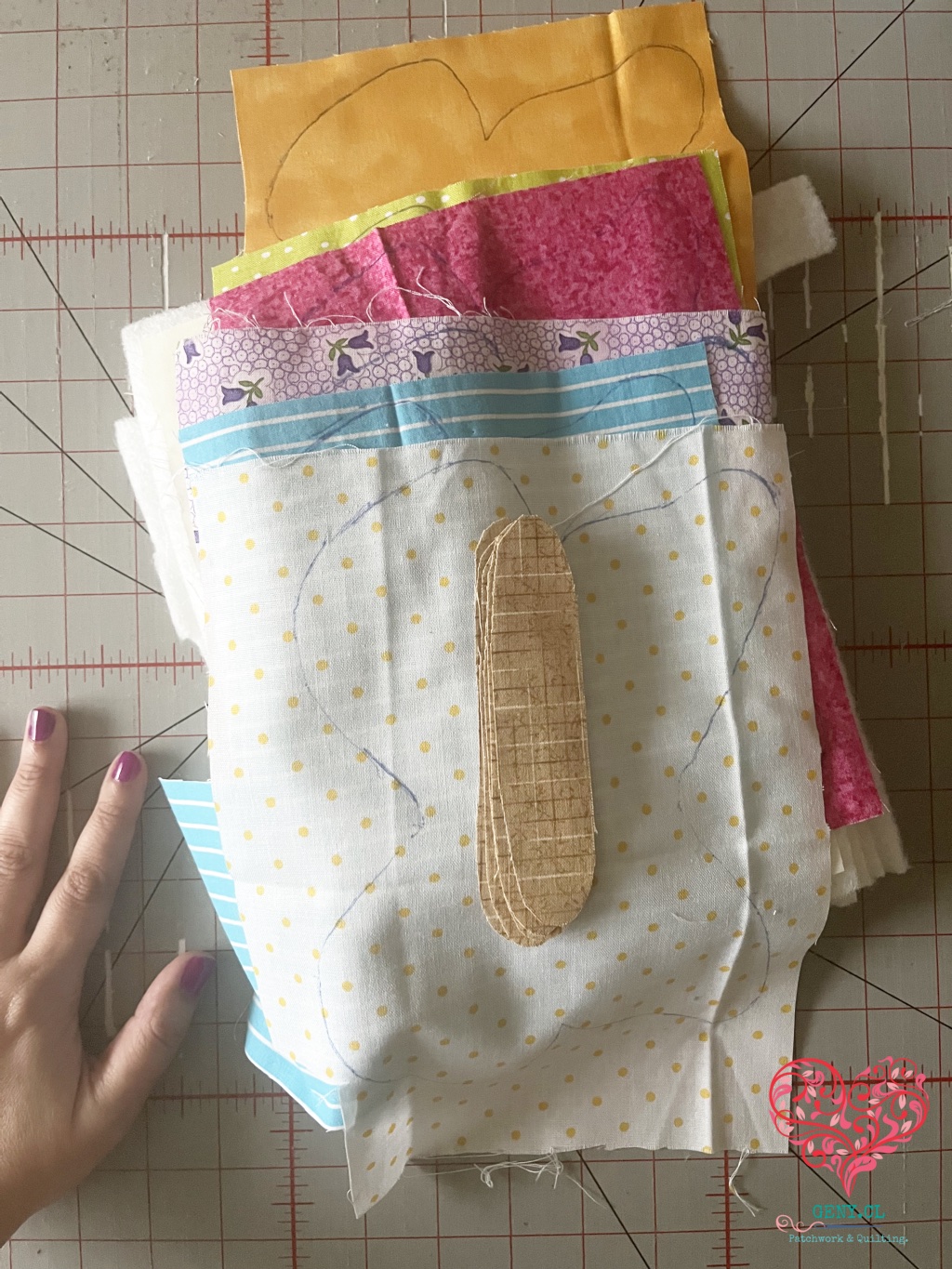 Telas de colores, punzonado y moldes preparados para confeccionar seis mariposas de patchwork.