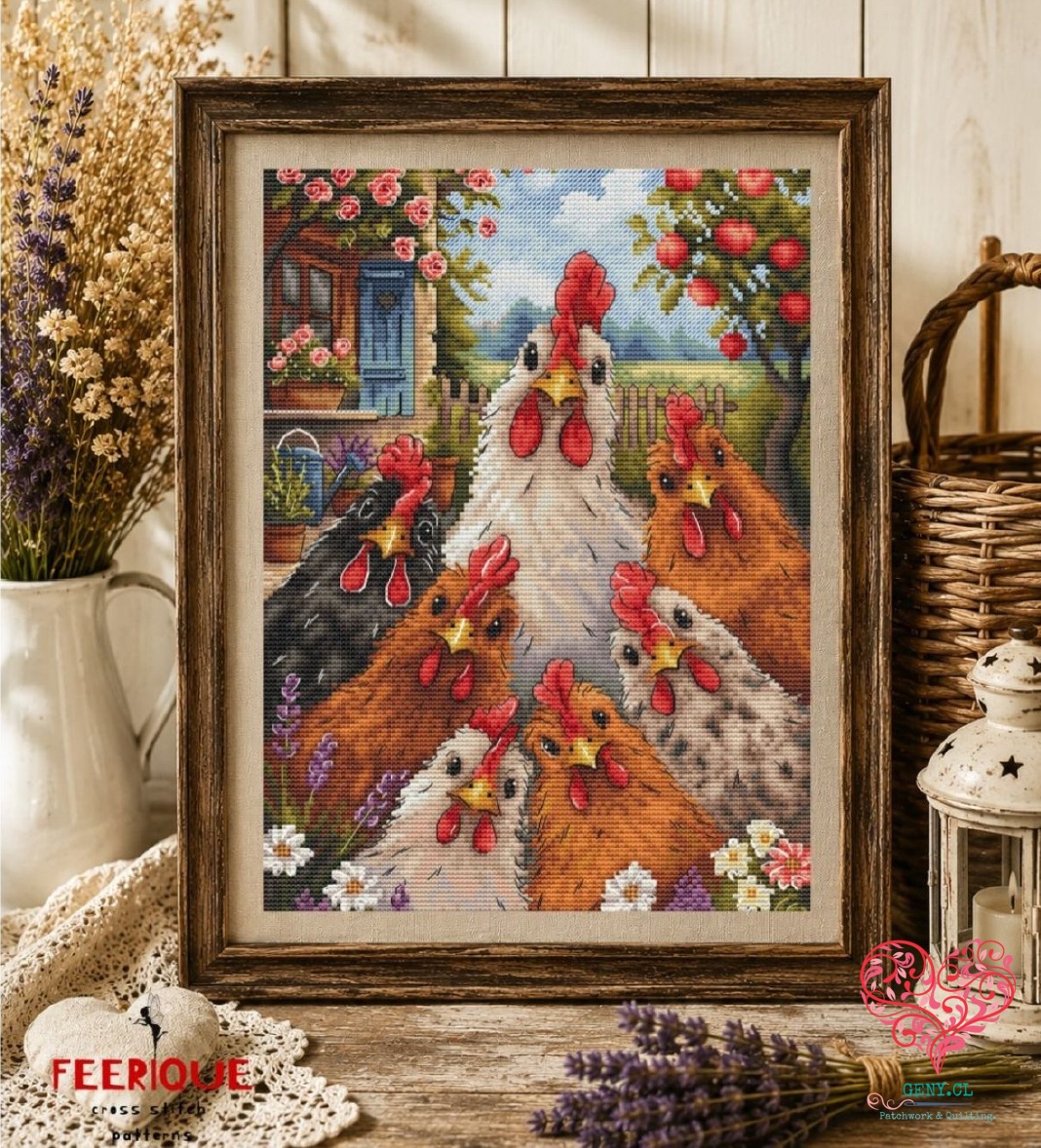 Portada del patrón The Backyard Gang de Feerique, con un grupo de gallinas de distintos colores en un jardín campestre con flores, una casa y árboles frutales.